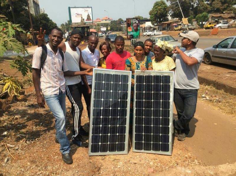 Présentation d’un panneau solaire en Guinée, archive ENERSA